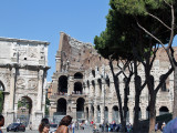 Siamo a pochi passi dal colosseo. (Were walking to the colosseum)