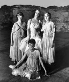 1914 - Pavlova (standing center) with other ballerinas