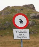 This must be Norwegian for Do not feed the animals