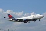 Delta B-747-400 landing in JFK Runway 13L