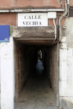  Some calles (streets) are little more than passageways. Sometimes theyre called sotoportegas.