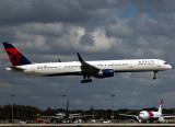 B757-300 N595NW