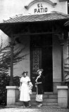 Blanche (en blanc) et une amie devant la villa El Patio, annes 30