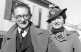 1938 Robert et Mat en tenue de maris. Ils ont lair heureux, a ne va pas durer.
