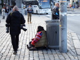 Tiggere i Bergen sitter som regel rett ned p gaten med noe under baken - de ser ut som de er godt kledt