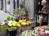 Velstende Bergensfrue p handletur i en av byens finere butikker..