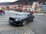 Bentley  er fremdeles forbeholdt de rike og et syn nr de glir over torget..