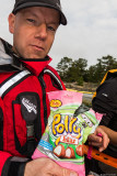 Marcus med pollynerade skumbilar.