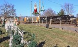 Eastbound 23G passes the famous Christmas light display at the James Farm at Salvisa