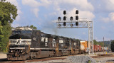 124 passes under the new signals at French Ave (CP Burnside) after a crew change