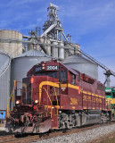 LIRC 2004 looking great in the retro Pennsy paint as the CJ trun switches at Kokomo Grain 