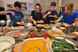 20131009 -Thanksgiving Dinner with LS Spanish Exchange - 083.jpg