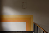 Fargedekor i B-trappen på Håstein skole 2637.JPG