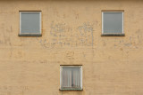Sliten fasade på Håstein skole 3021.JPG