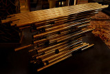 Design au Quai d'Orsayconsole « pipe show » en tubes dorés