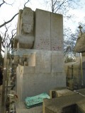 <a target=_blank href=http://en.wikipedia.org/wiki/Oscar_Wilde%27s_tomb>Oscar Wildes tomb</a>