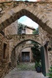Besal. Casa dels tres Arcs