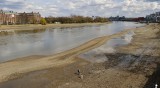 Low tide, Fulham to the left, Wandsworth to the right.
