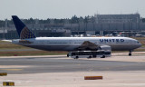 United Boeing 777-224(ER)