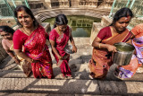 SUR LA ROUTE DE KARAIKUDI DES FEMMES REVIENNENT DES GHATS