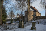 Der alte Friedhof zwischen den Stadtmauern und der rote Turm