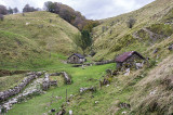 Bordas al pie de la cueva