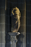 Estatua en la puerta del sepulcro