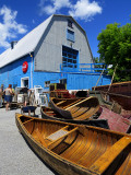 les canots devant la grange bleue