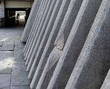 L'humain et les strates de béton