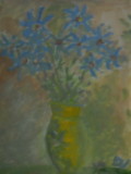 vaza cu flori albastre