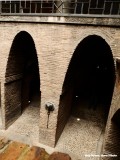 Palau Güell - parabolische doorgangen vanuit de stal naar buiten