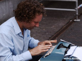 Sneldichter David Muller met portable typemachine