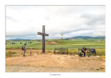 Cruz de madera al borde del camino