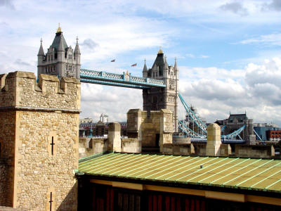 Bloody Tower and Tower Bridge.jpg