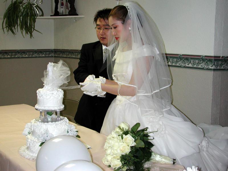 cutting cake