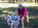 Uncle Kelly helps Caitlinget going on her 2-Wheeler