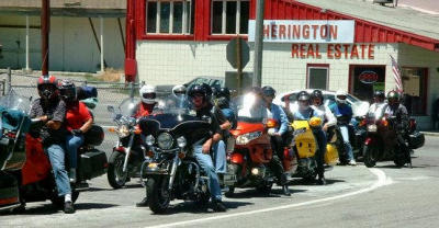 The group ready to continue on Hwy 138.