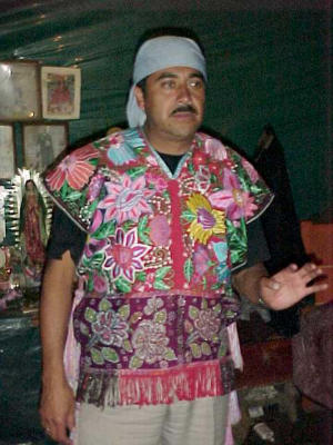 onze gids Raul, in trad. kledij