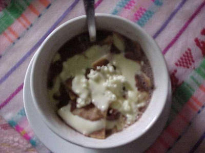 Sopa Azteca (bonen met tacos en cremekaas)