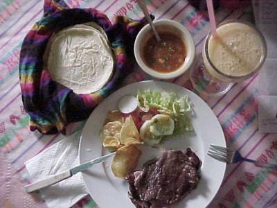 biftec surpresa meet altijd Tortillas, een meloensapje en het pikante sausje