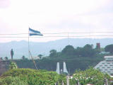Sandino en zijn nicaraguaanse 2-kleur vanop zijn uitkijkpost over t stad