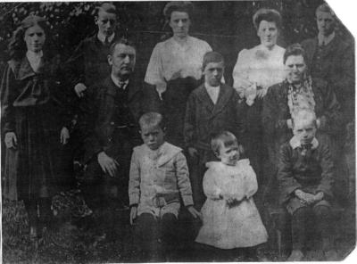 Family William Sarah Mc Ginnigle 1910.jpg