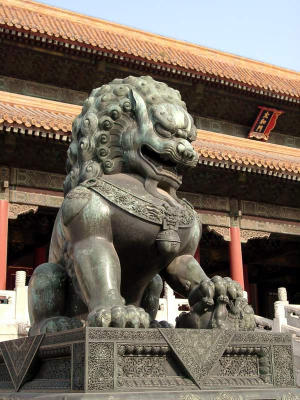 Female Bronze Lion at Taihemen大和門前的雌獅