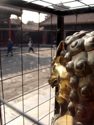 Bronze Lion in Cage籠中的銅獅