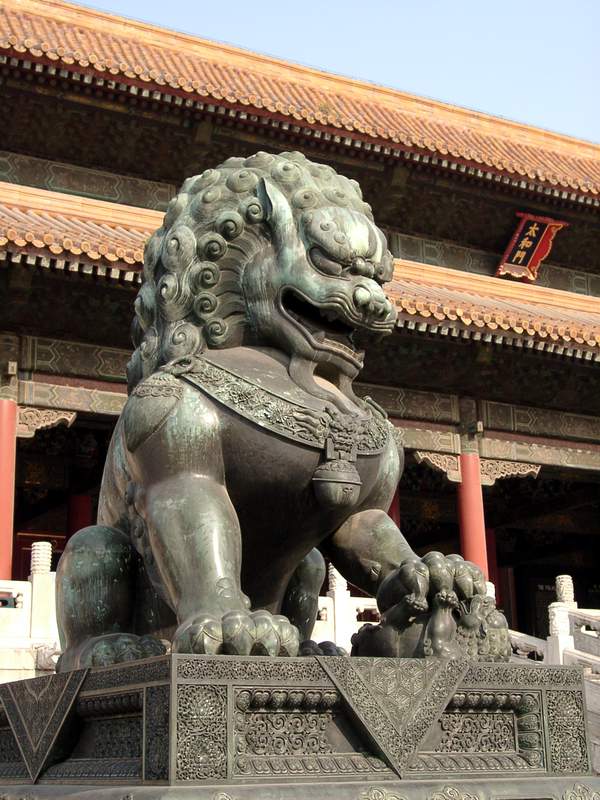 Female Bronze Lion at Taihemen<br />大和門前的雌獅
