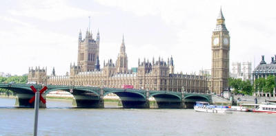 The London Eye is a huge ferris wheel across the River Thames (pronounced 'tems').  Although I decided not to spend 9 pounds (approx. $13)and wait on an incredibly long line to do this, I did wander over.  The view you are seeing shows the river, bridge, Parliament, Big Ben and no pigeons!