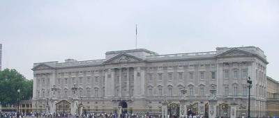 I was hoping you could see the fence, but it is just too far away. I should have taken a closer picture, but my feet were telling me to keep moving toward my hotel. It turned out that the hotel was only 10 minutes away. Unfortunately, I never had a chance to walk back to the palace. Now, if the queen woud have called...(grin)