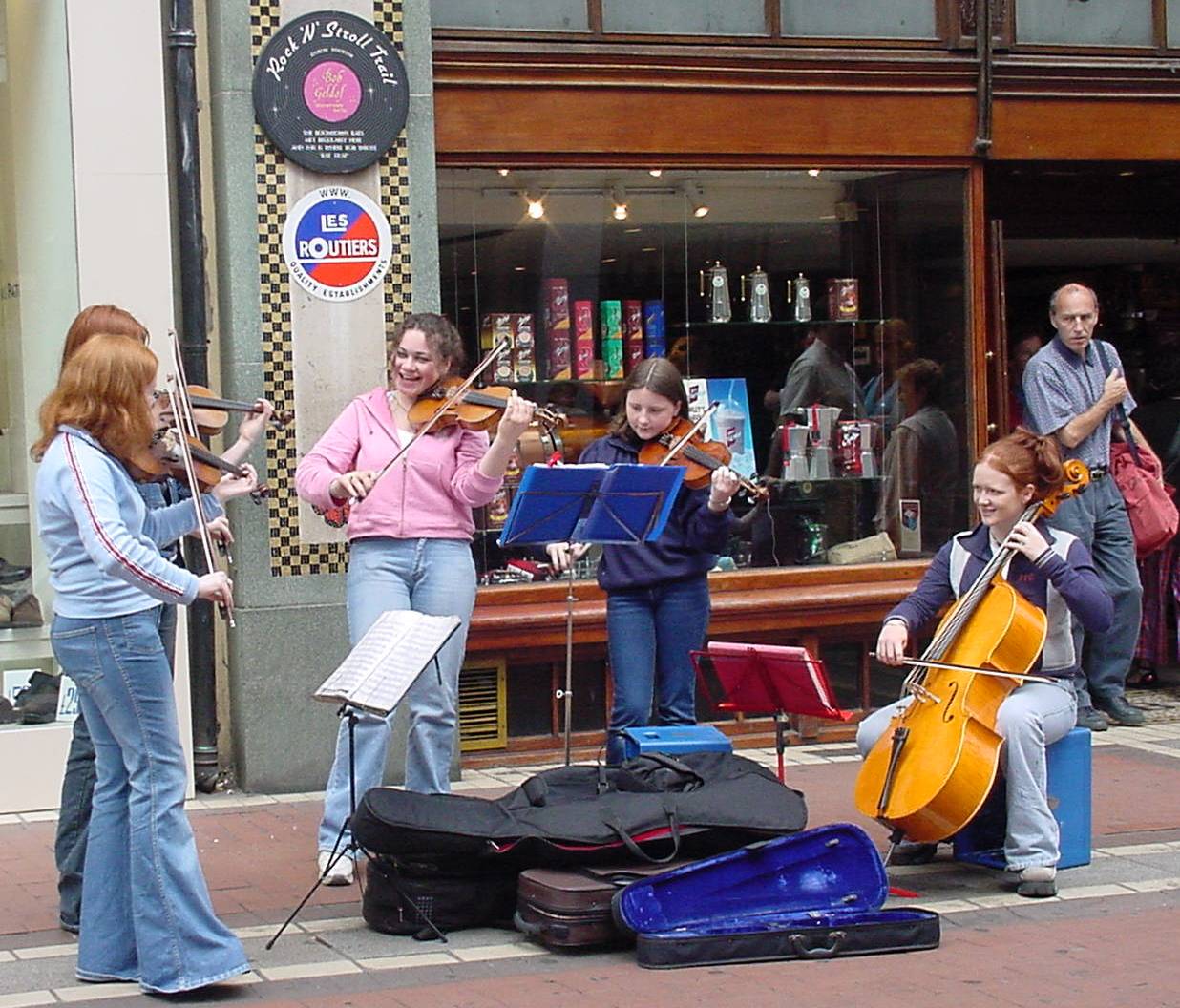 Ireland.Dublin.streetperformers2.jpg