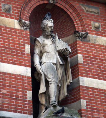 Statue wsith pigeons.jpg