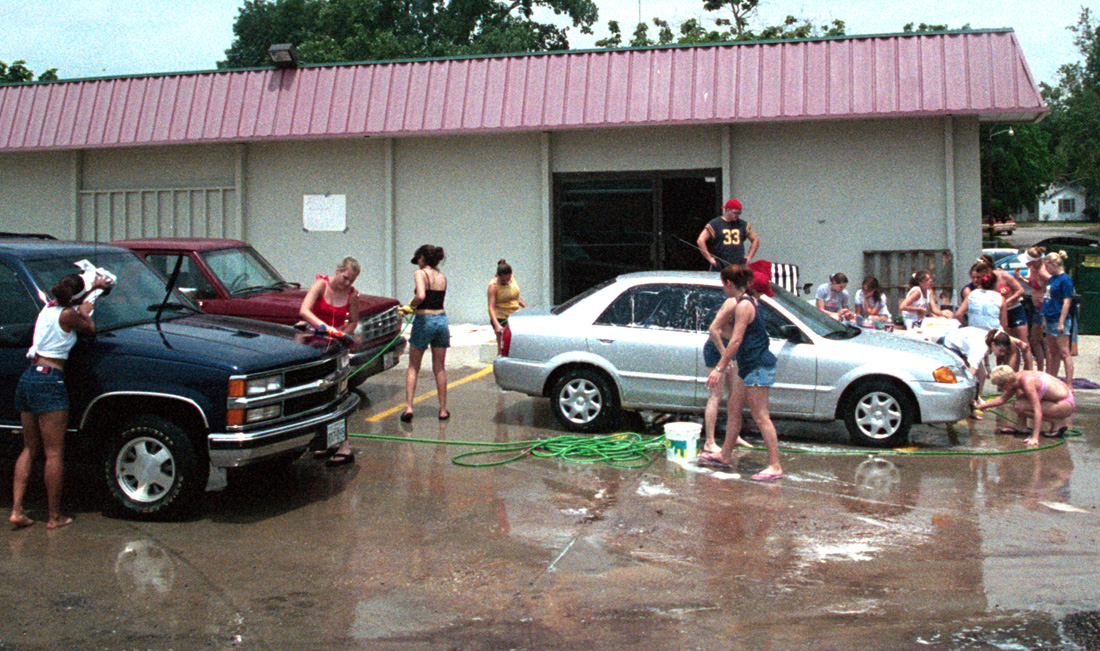 Hutto, Texas - nuttin like good ole-fashioned child labor. Note the slave driver in the jersey flexing his muscles.
